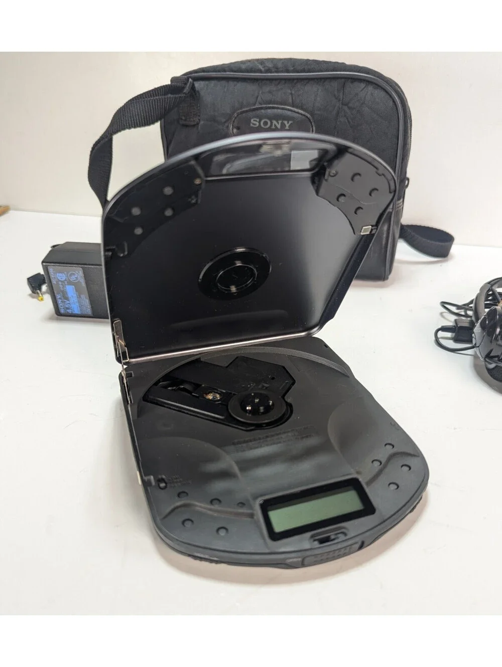 Sony D-321 Discman with Case, Batteries, Charger, Headphones Portable CD Player